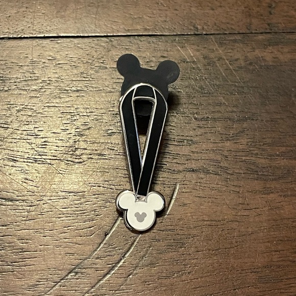 Disney Pins Hidden Mickey Black Lanyard 2010. Number 1 of 5. - Picture 1 of 3